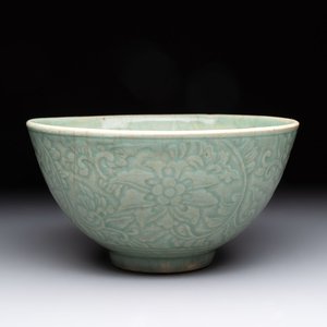 A Chinese Swatow celadon-glazed bowl with floral anhua design, 18th C. — photo 1