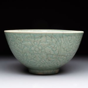 A Chinese Swatow celadon-glazed bowl with floral anhua design, 18th C. — photo 2
