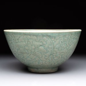 A Chinese Swatow celadon-glazed bowl with floral anhua design, 18th C. — photo 3