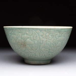 A Chinese Swatow celadon-glazed bowl with floral anhua design, 18th C. — photo 4