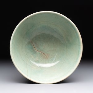 A Chinese Swatow celadon-glazed bowl with floral anhua design, 18th C. — photo 5