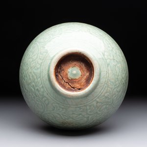 A Chinese Swatow celadon-glazed bowl with floral anhua design, 18th C. — photo 6