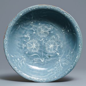 A Chinese Swatow celadon slip-decorated blue-ground dish, Ming — 照片 1