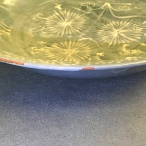 A Chinese Swatow celadon slip-decorated blue-ground dish, Ming — 照片 24