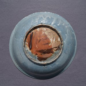 A Chinese Swatow celadon slip-decorated blue-ground dish, Ming — 照片 26