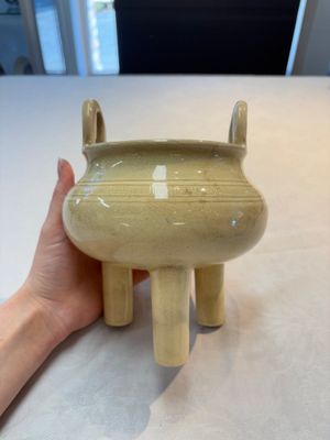 A Chinese Swatow cream-glazed tripod censer with wooden cover, 18/19th C. — photo 2