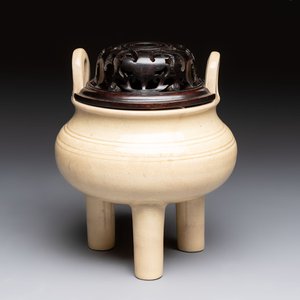 A Chinese Swatow cream-glazed tripod censer with wooden cover, 18/19th C. — photo 1