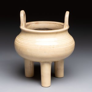 A Chinese Swatow cream-glazed tripod censer with wooden cover, 18/19th C. — photo 2