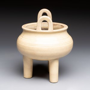 A Chinese Swatow cream-glazed tripod censer with wooden cover, 18/19th C. — photo 3