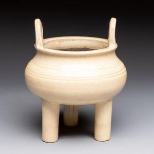 A Chinese Swatow cream-glazed tripod censer with wooden cover, 18/19th C. — photo 4