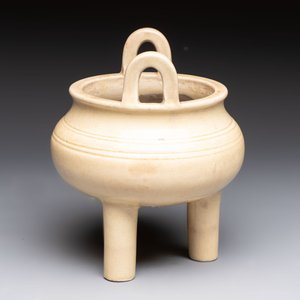 A Chinese Swatow cream-glazed tripod censer with wooden cover, 18/19th C. — photo 5