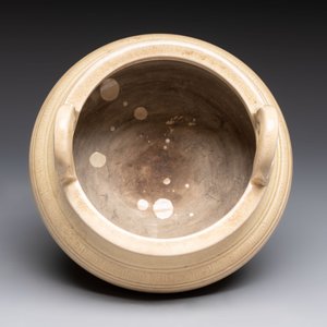 A Chinese Swatow cream-glazed tripod censer with wooden cover, 18/19th C. — photo 6