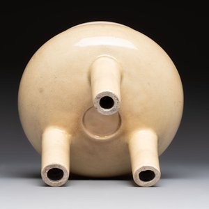 A Chinese Swatow cream-glazed tripod censer with wooden cover, 18/19th C. — photo 7