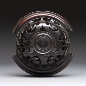 A Chinese Swatow cream-glazed tripod censer with wooden cover, 18/19th C. — photo 8