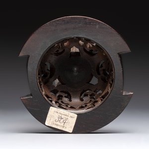 A Chinese Swatow cream-glazed tripod censer with wooden cover, 18/19th C. — photo 9