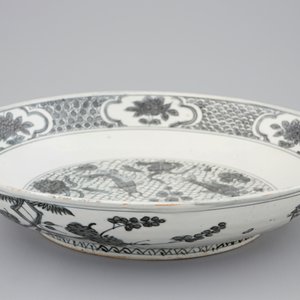 A Chinese Swatow dish with a blue-grey design of fish, Ming Dynasty, 16/17th C. — 照片 3