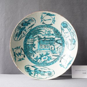 A Chinese Swatow dish with a temple view, Ming — 照片 19