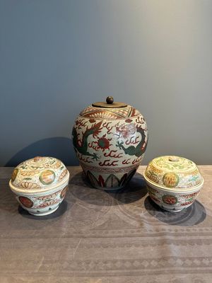 A Chinese Swatow green- and red-enamelled 'dragon' jar and a pair of covered bowls, Ming — photo 1