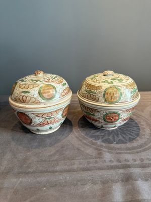 A Chinese Swatow green- and red-enamelled 'dragon' jar and a pair of covered bowls, Ming — photo 17