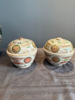 A Chinese Swatow green- and red-enamelled 'dragon' jar and a pair of covered bowls, Ming — photo 18