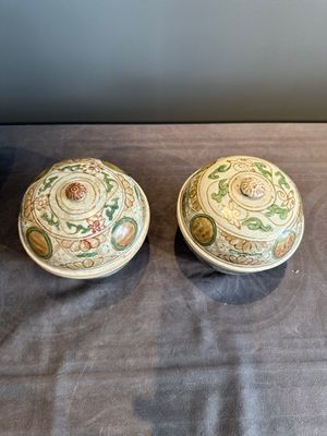 A Chinese Swatow green- and red-enamelled 'dragon' jar and a pair of covered bowls, Ming — photo 20