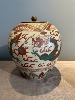 A Chinese Swatow green- and red-enamelled 'dragon' jar and a pair of covered bowls, Ming — photo 2