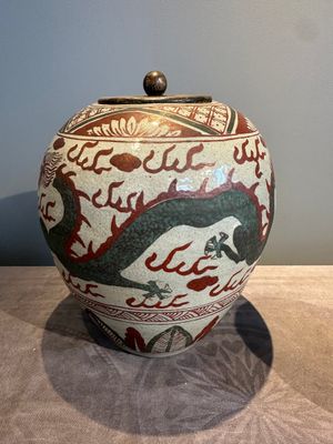 A Chinese Swatow green- and red-enamelled 'dragon' jar and a pair of covered bowls, Ming — photo 3