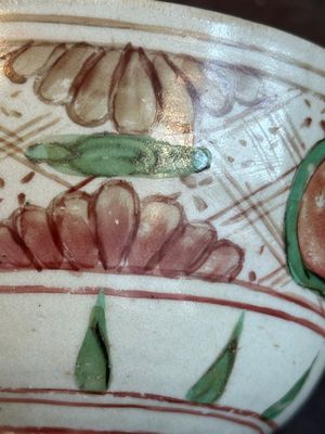 A Chinese Swatow green- and red-enamelled 'dragon' jar and a pair of covered bowls, Ming — photo 32
