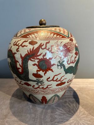 A Chinese Swatow green- and red-enamelled 'dragon' jar and a pair of covered bowls, Ming — photo 4