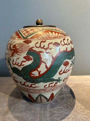 A Chinese Swatow green- and red-enamelled 'dragon' jar and a pair of covered bowls, Ming — photo 5