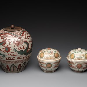 A Chinese Swatow green- and red-enamelled 'dragon' jar and a pair of covered bowls, Ming — photo 1