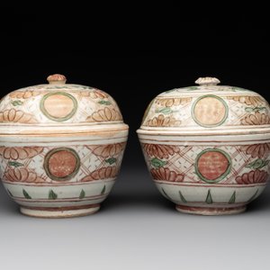 A Chinese Swatow green- and red-enamelled 'dragon' jar and a pair of covered bowls, Ming — photo 11