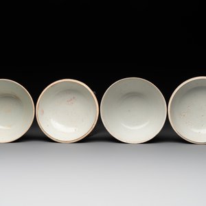 A Chinese Swatow green- and red-enamelled 'dragon' jar and a pair of covered bowls, Ming — photo 12