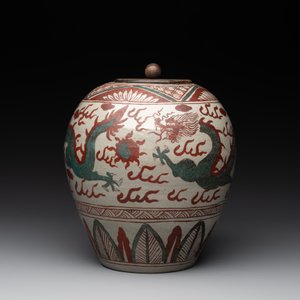 A Chinese Swatow green- and red-enamelled 'dragon' jar and a pair of covered bowls, Ming — photo 2