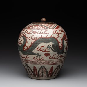 A Chinese Swatow green- and red-enamelled 'dragon' jar and a pair of covered bowls, Ming — photo 3