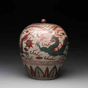 A Chinese Swatow green- and red-enamelled 'dragon' jar and a pair of covered bowls, Ming — photo 4