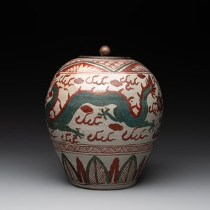 A Chinese Swatow green- and red-enamelled 'dragon' jar and a pair of covered bowls, Ming — photo 5