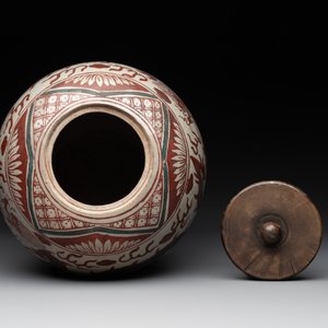 A Chinese Swatow green- and red-enamelled 'dragon' jar and a pair of covered bowls, Ming — photo 6