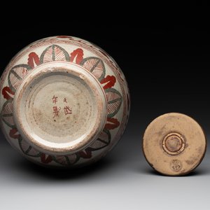 A Chinese Swatow green- and red-enamelled 'dragon' jar and a pair of covered bowls, Ming — photo 7