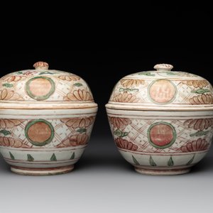 A Chinese Swatow green- and red-enamelled 'dragon' jar and a pair of covered bowls, Ming — photo 8