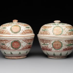 A Chinese Swatow green- and red-enamelled 'dragon' jar and a pair of covered bowls, Ming — photo 9