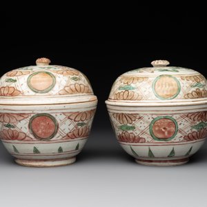 A Chinese Swatow green- and red-enamelled 'dragon' jar and a pair of covered bowls, Ming — photo 10