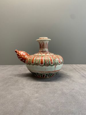 A Chinese Swatow green- and red-enamelled kendi with ornamental design, Ming — photo 1