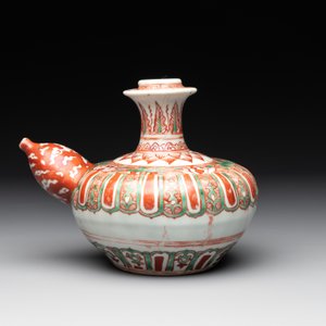 A Chinese Swatow green- and red-enamelled kendi with ornamental design, Ming — photo 2