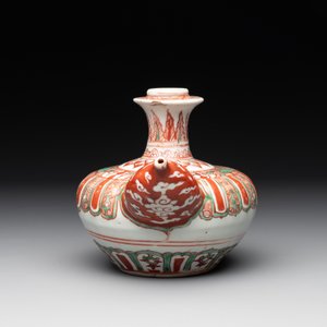 A Chinese Swatow green- and red-enamelled kendi with ornamental design, Ming — photo 3