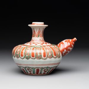 A Chinese Swatow green- and red-enamelled kendi with ornamental design, Ming — photo 4