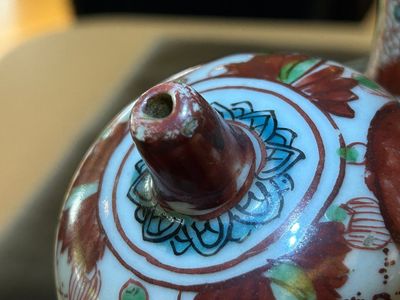 A Chinese Swatow kendi with ornamental design, Ming — 照片 1