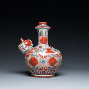 A Chinese Swatow kendi with ornamental design, Ming — 照片 2