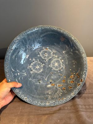 A Chinese Swatow slip-decorated blue-glazed 'chrysanthemum' dish and a turquoise- and black-enamelled 'dragon' dish, Ming — photo 1
