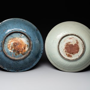 A Chinese Swatow slip-decorated blue-glazed 'chrysanthemum' dish and a turquoise- and black-enamelled 'dragon' dish, Ming — photo 2